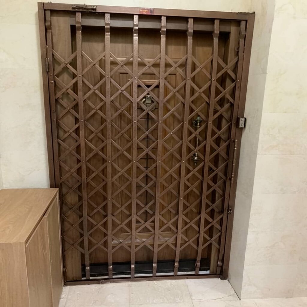قیمت درب آکاردئونی سلطنتی گل دار بر اساس فضای نصب