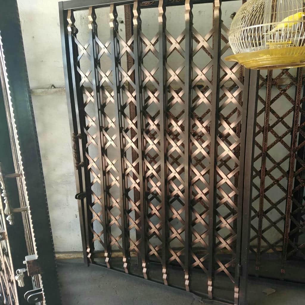 نصب درب آکاردئونی سلطنتی گل دار در فضای پرتردد