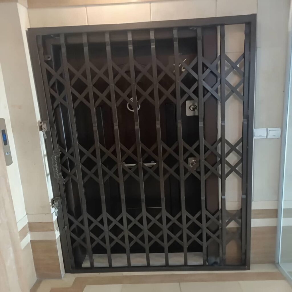 خرید حفاظ آکاردئونی درب واحد مسکونی برای پاگرد کم‌عرض