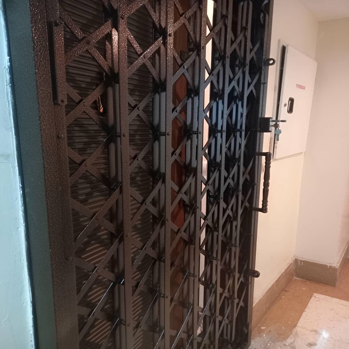 10 مدل درب آکاردئونی سلطنتی گل دار