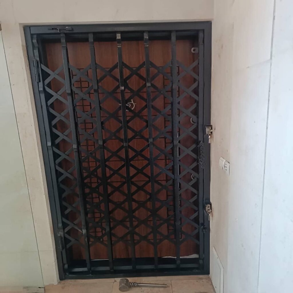 اجرای درب آکاردئونی تسمه پهن آهنی برای دهانه عریض