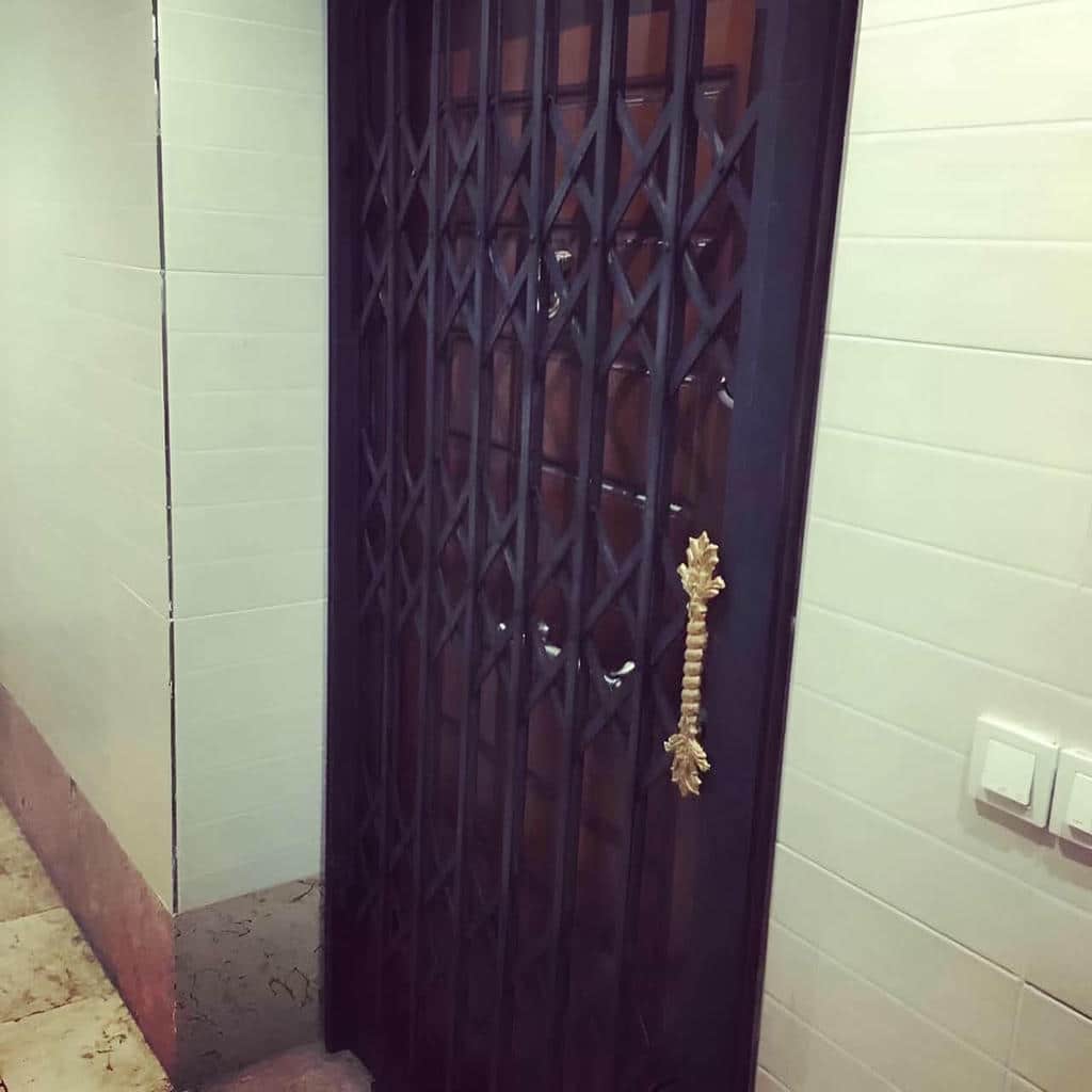 خرید حفاظ پشت درب آپارتمان ریلی برای فضای محدود
