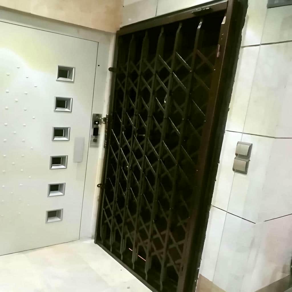 اجرای درب آکاردئونی شیک قفل دار برای دهانه عریض