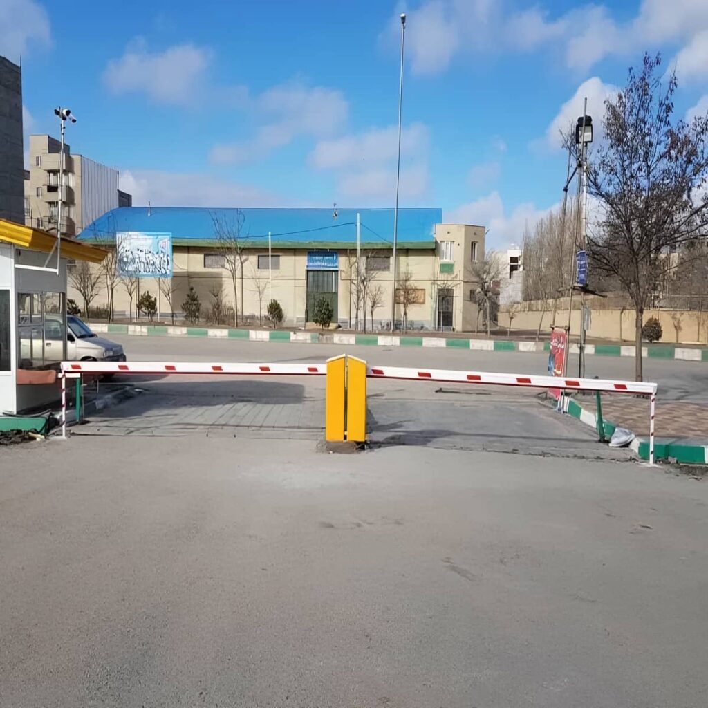 خرید راهبند زنجیری محوطه باز برای پارکینگ فروشگاه