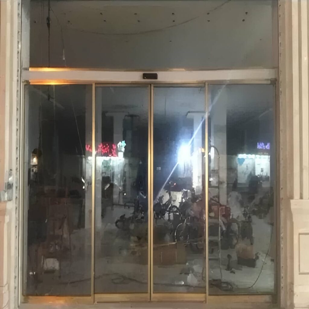 درب شیشه ای دو لنگه مناسب ورود گروهی و چرخ خرید