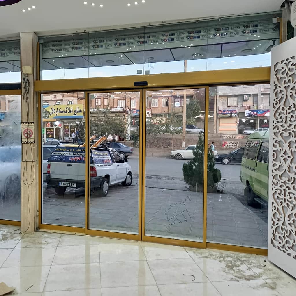 نصب درب اتوماتیک شیشه‌ای فریم‌لس در بوتیک