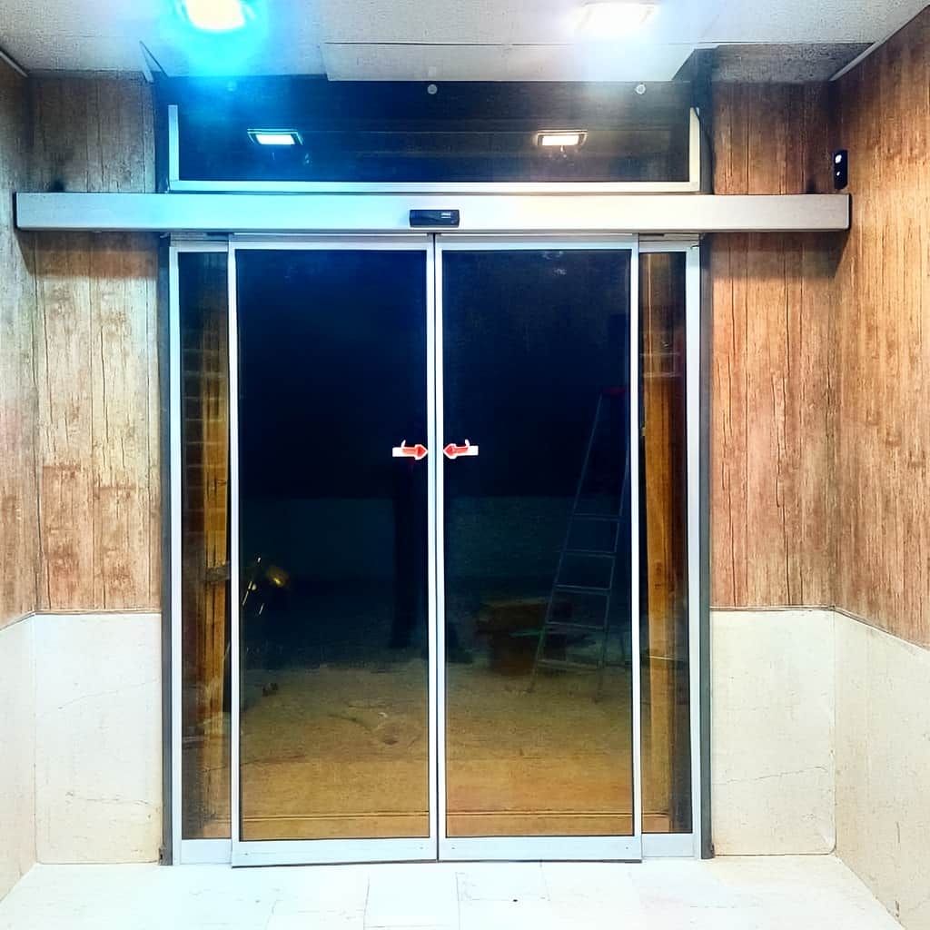 اجرای درب شیشه ای دو لنگه برای مجتمع پرتردد