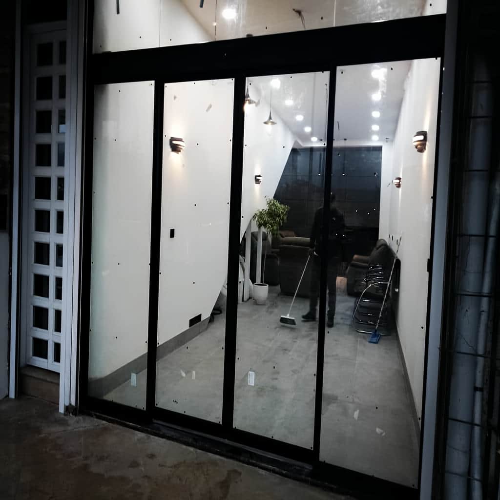 نصب درب شیشه ای سکوریت اتوماتیک با سنسور حرکتی