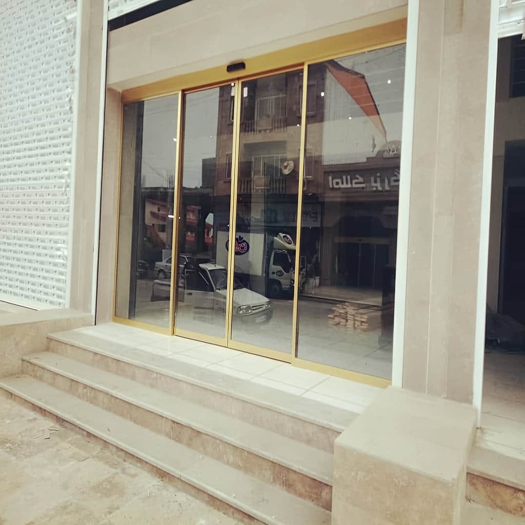 اجرای درب اتوماتیک لمینت کشویی برای ورودی عریض