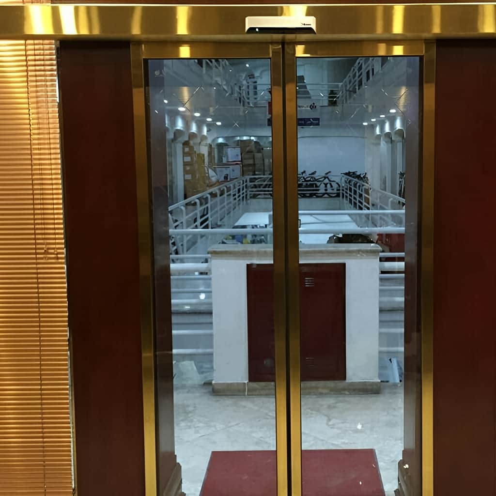 نصب درب اتوماتیک اداری مجهز به کارتخوان و قفل برقی