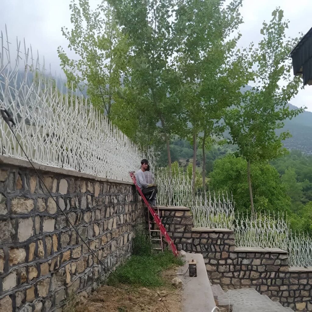 نصب حفاظ شاخ گوزنی دیوار باغ ویلا روی دیوار سنگی