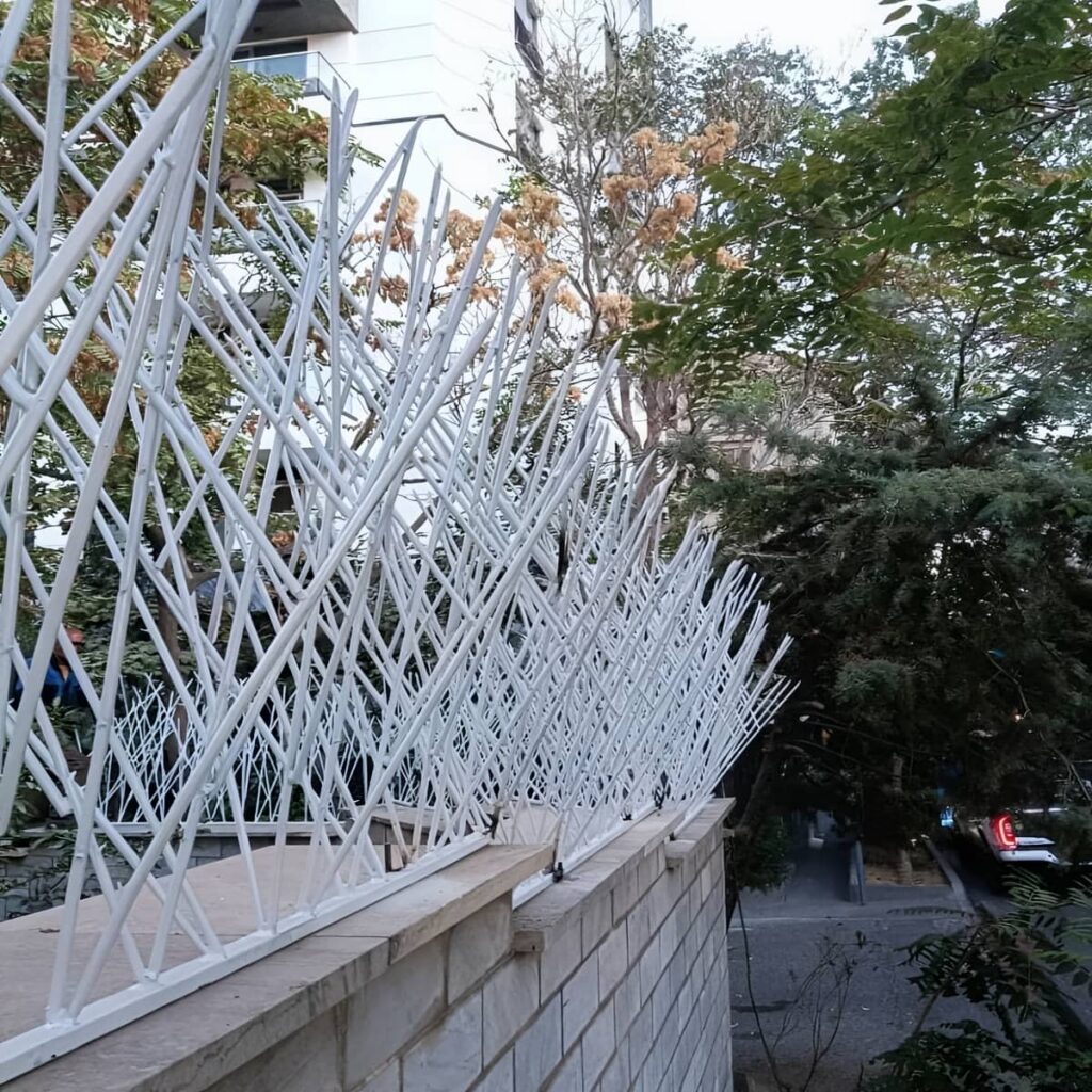نصب حفاظ میلگردی ضد سرقت روی دیوار بلوکی