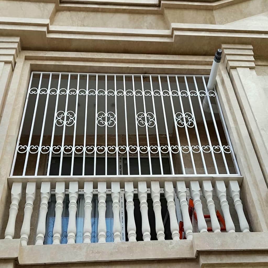 نرده پنجره فرفورژه گل دار مناسب پذیرایی با دید باز
