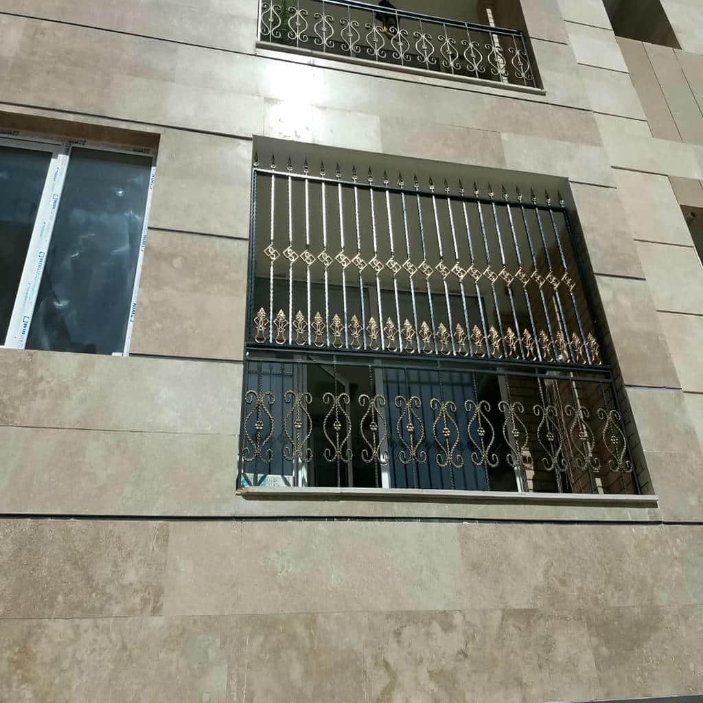 حفاظ پنجره شیک قاب دار مناسب پنجره باریک