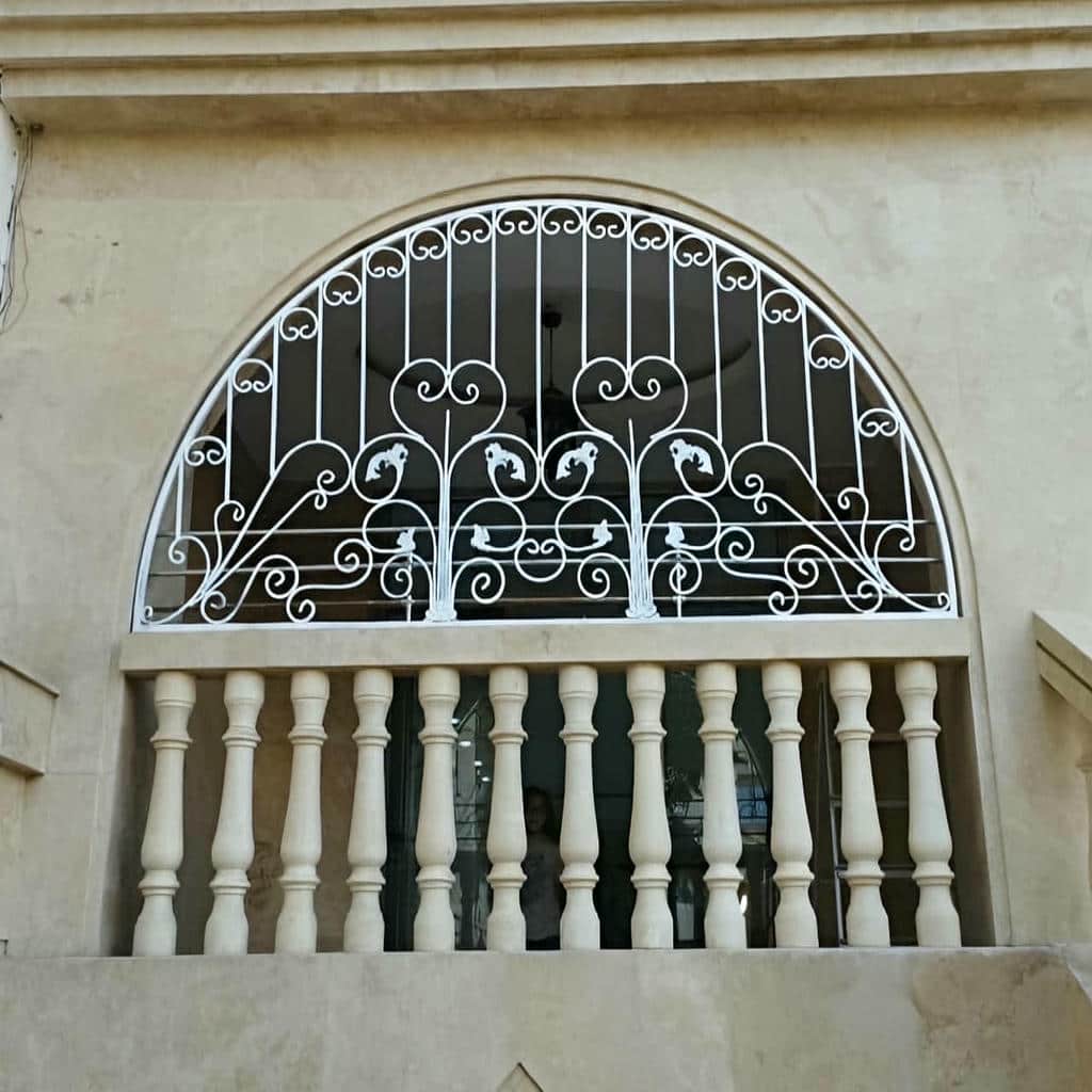 نصب حفاظ پنجره شبکه هندسی روی قاب فلزی