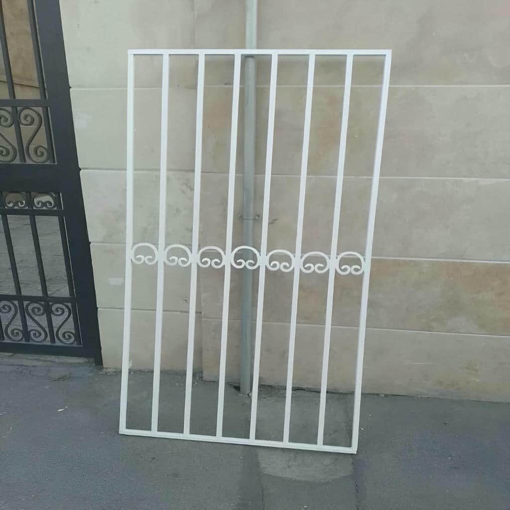 اجرای حفاظ پنجره مدرن با الگوی مربعی