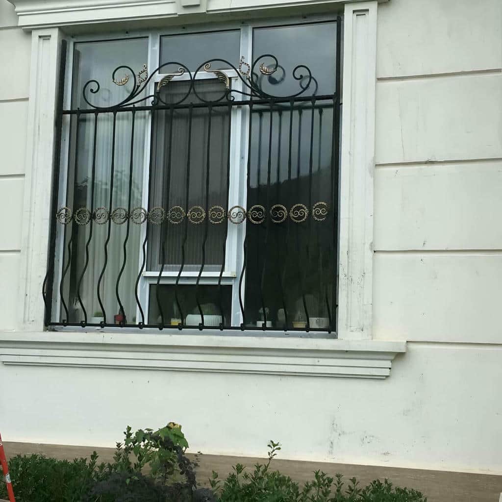 نصب حفاظ پنجره فرفورژه گل دار روی قاب فلزی