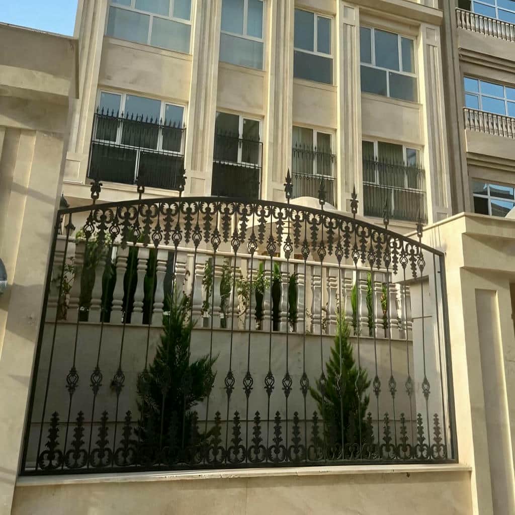 خدمات نصب حفاظ سرنیزه ای کنار ورودی نفررو