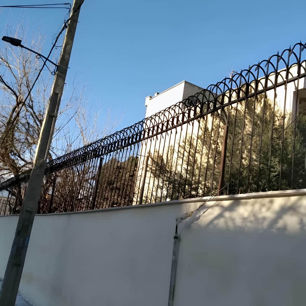 نصب حفاظ سرنیزه ای دیوار حیاط روی تاج بلوکی