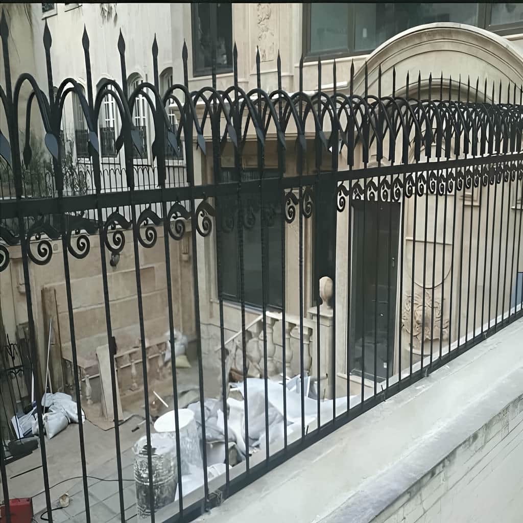 خرید حفاظ دیوار کلاسیک سرنیزه برای ورودی ویلا