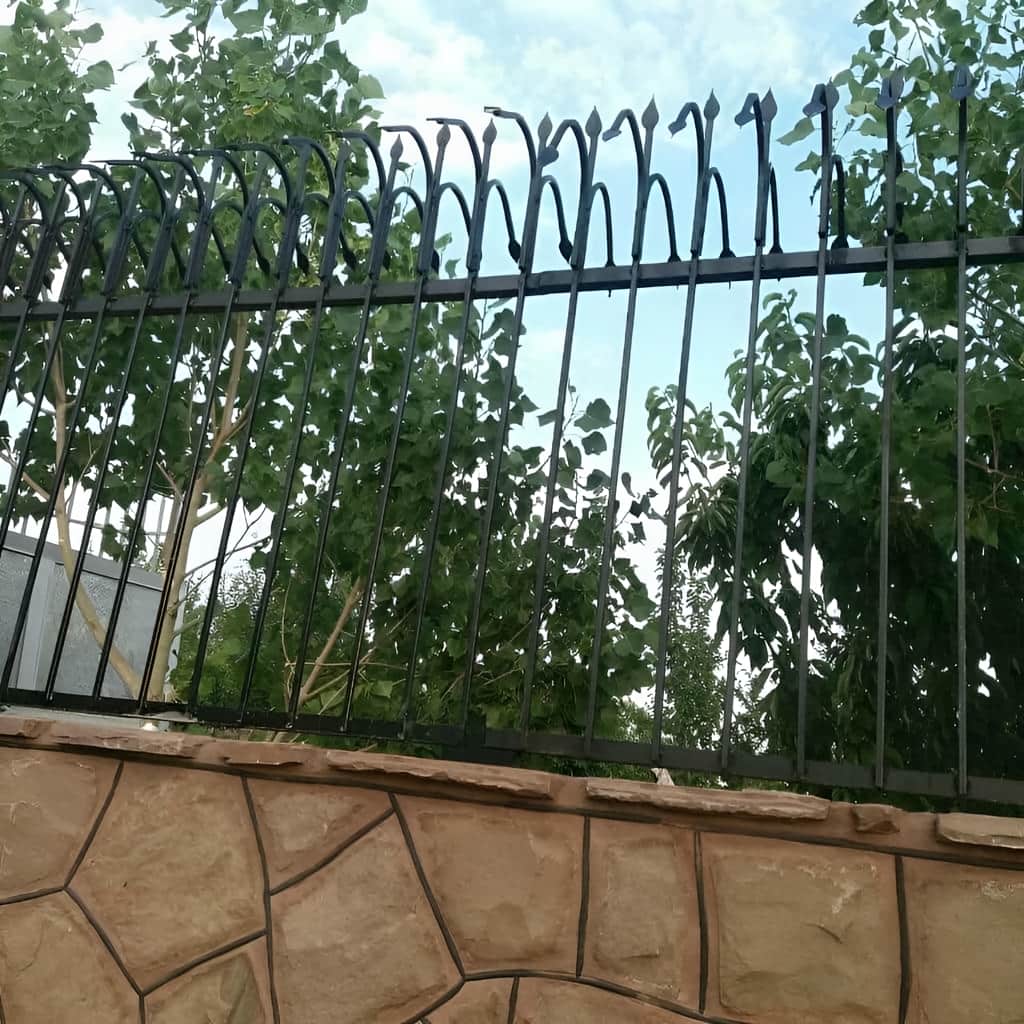 خدمات نصب حفاظ سرنیزه روی دیوار سنگی
