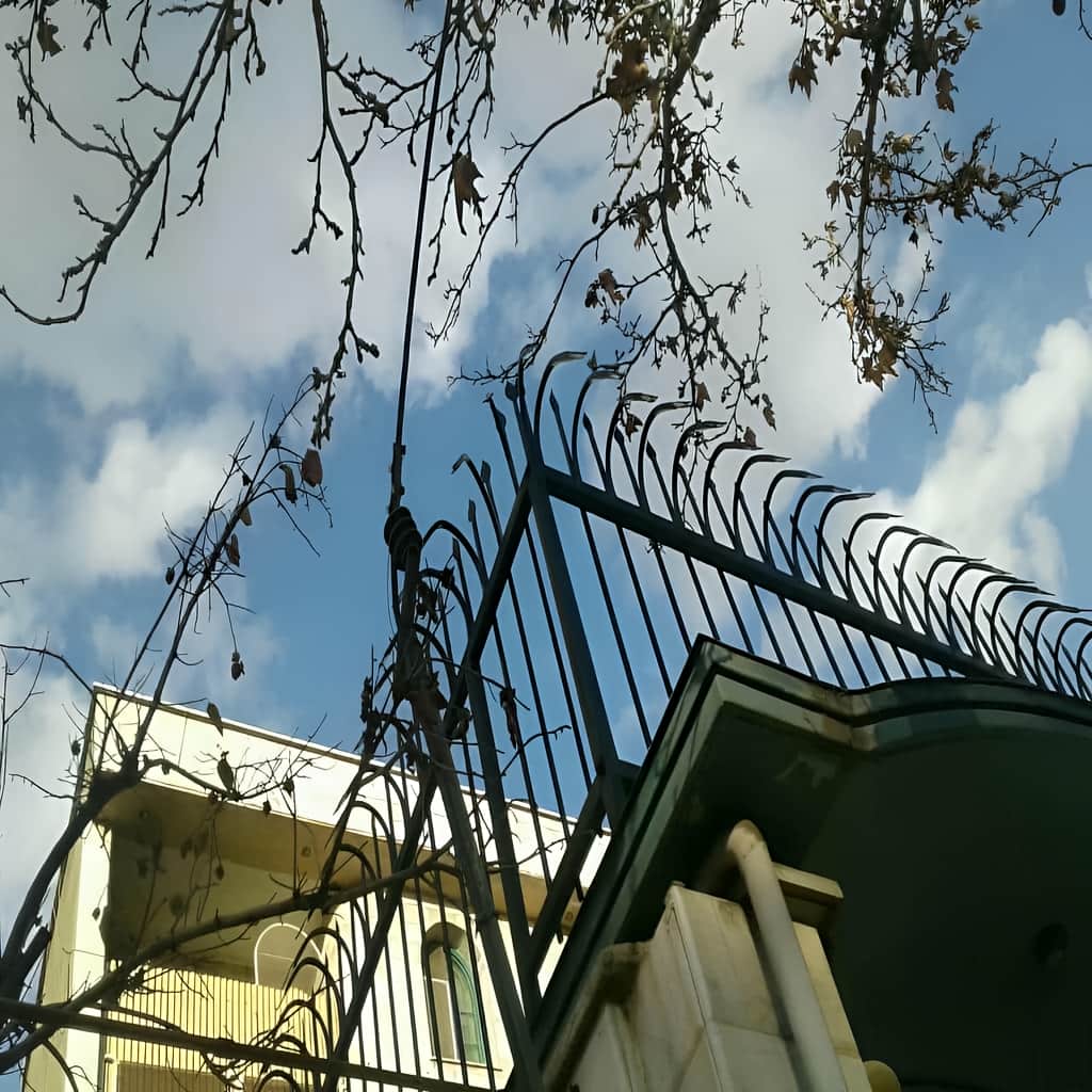 فروش حفاظ سرنیزه ای دیوار حیاط با رنگ کوره‌ای