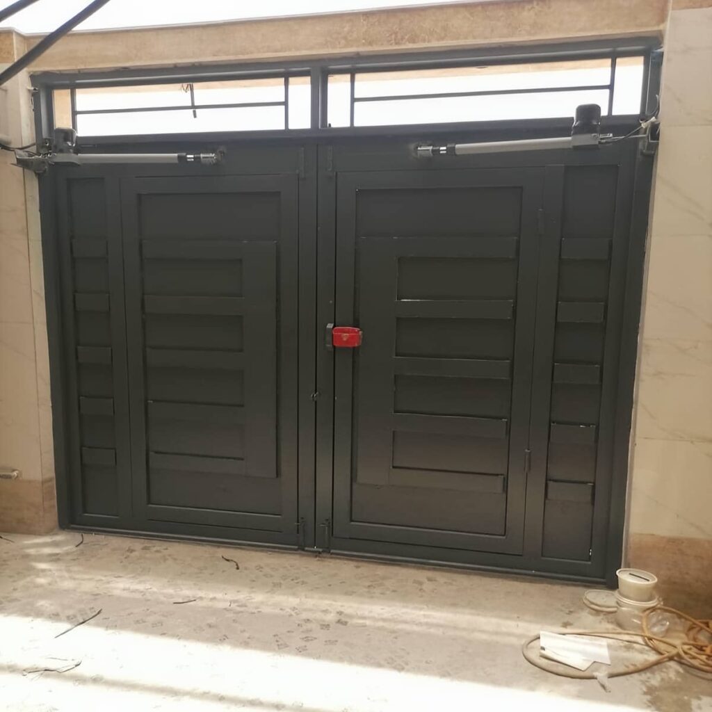 نصب جک درب سنگین کورس بلند با پایه تقویت‌شده