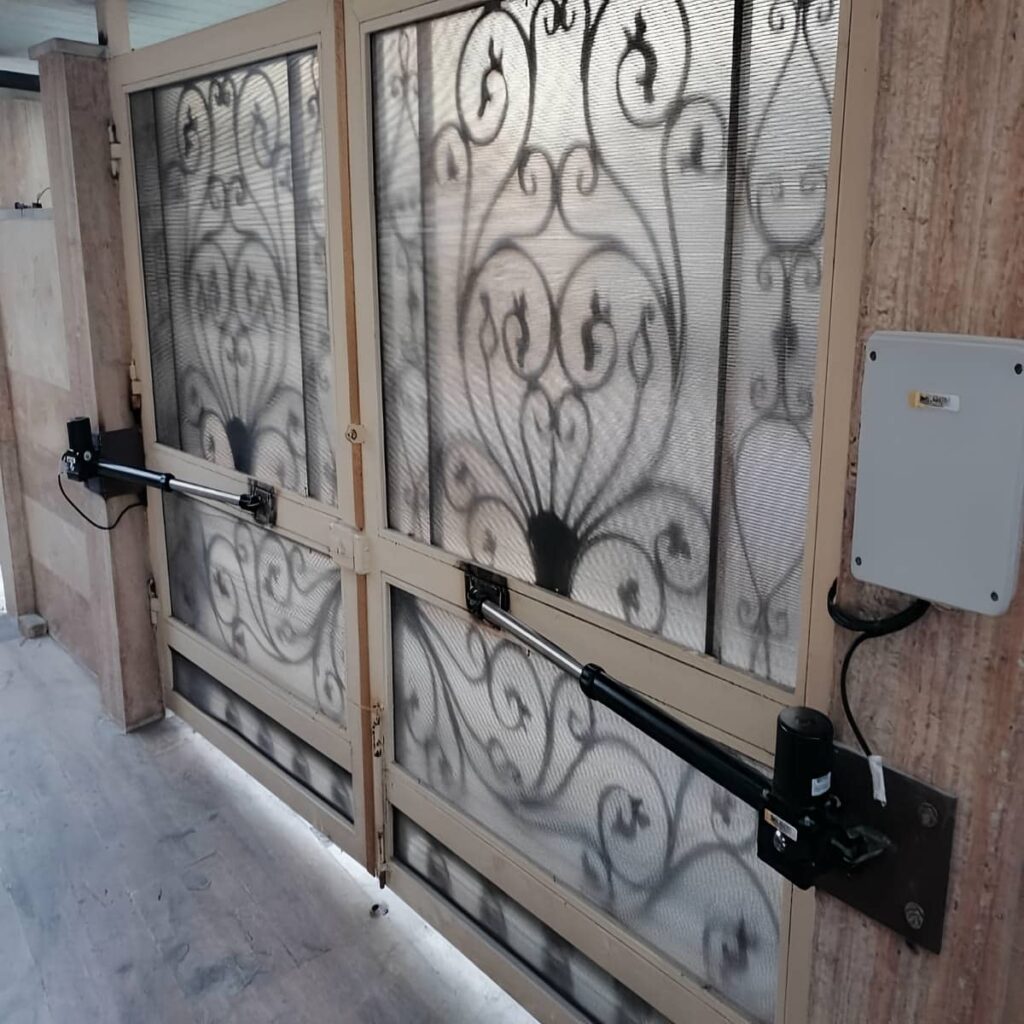 درب پارکینگ جک دار بازویی مناسب خانه کم‌تردد