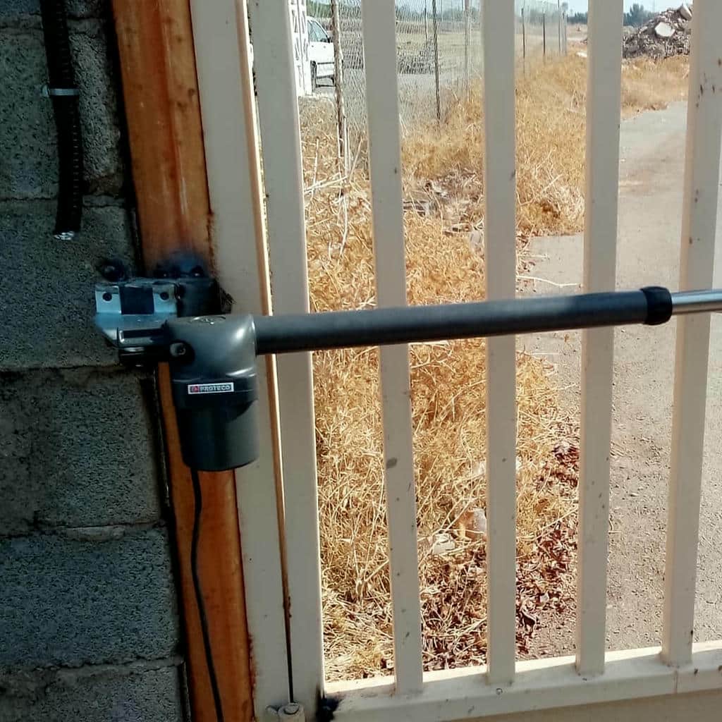 اجرای جک درب دولنگه بازویی برای ساختمان چندواحدی