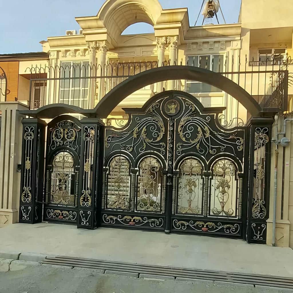 نصب درب باغ ویلایی قوسی روی ستون سنگی