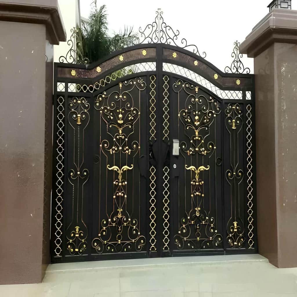 درب پوشیده ماشین رو برای حفظ حریم باغ