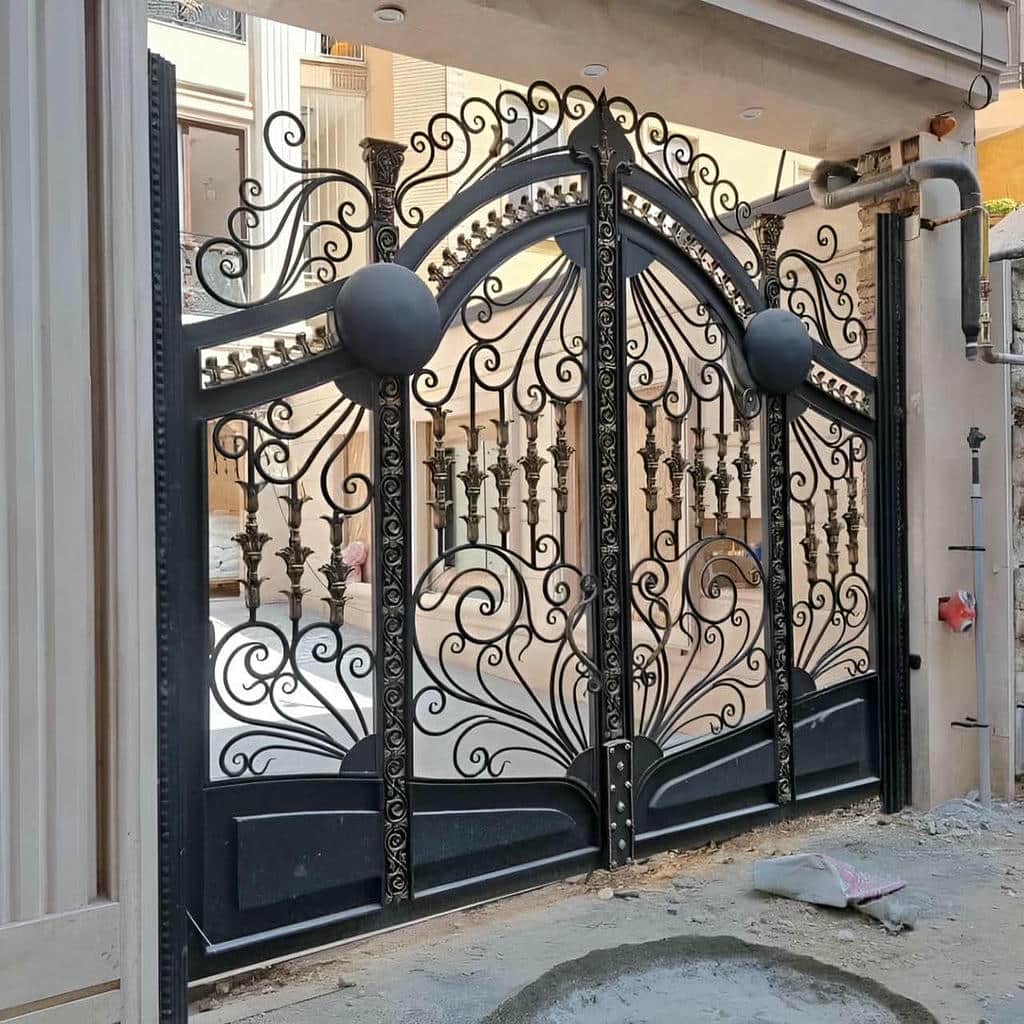 خدمات درب پانل دار دارای جک و قفل برقی