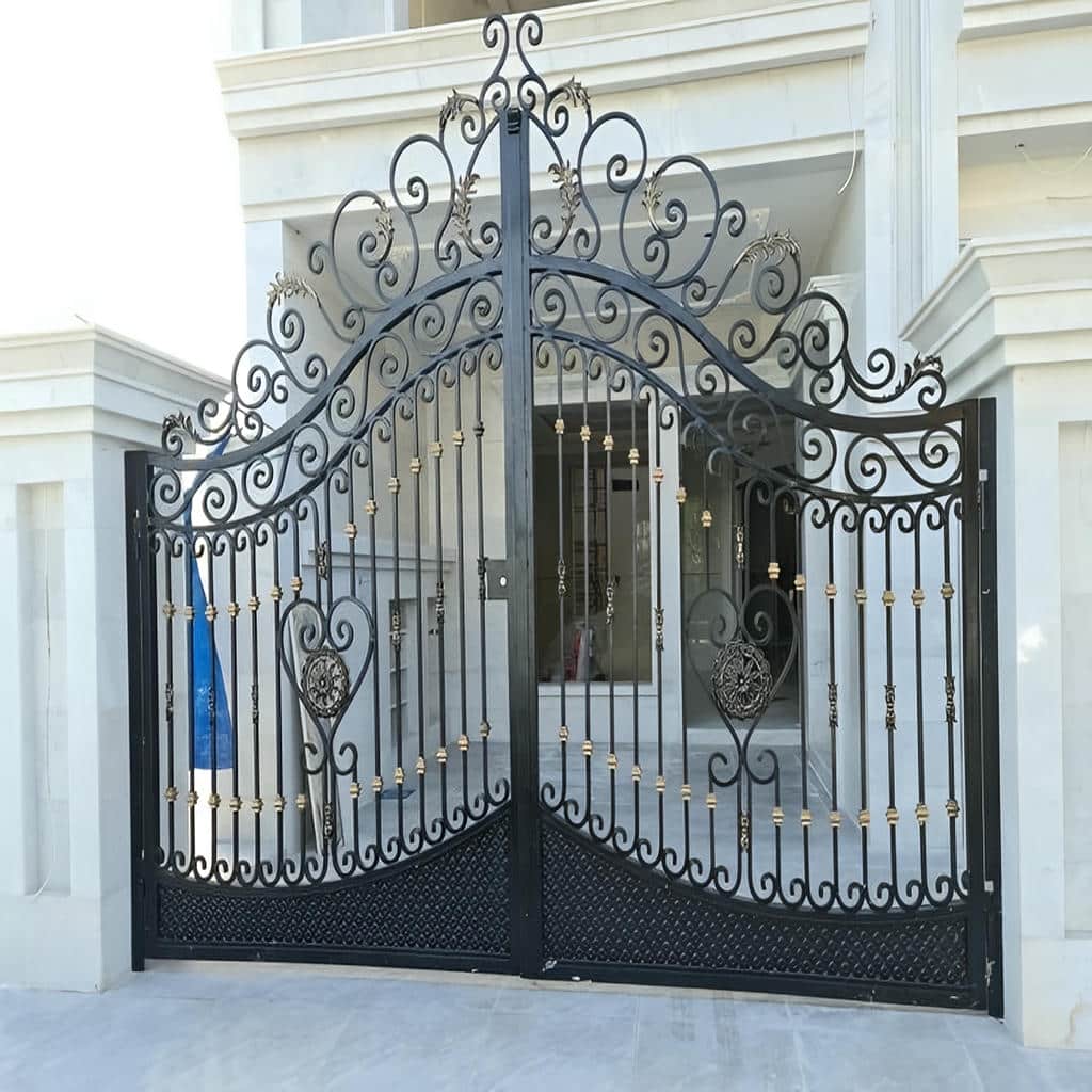مدل درب خطی حیاط برای نمای مدرن ساختمان