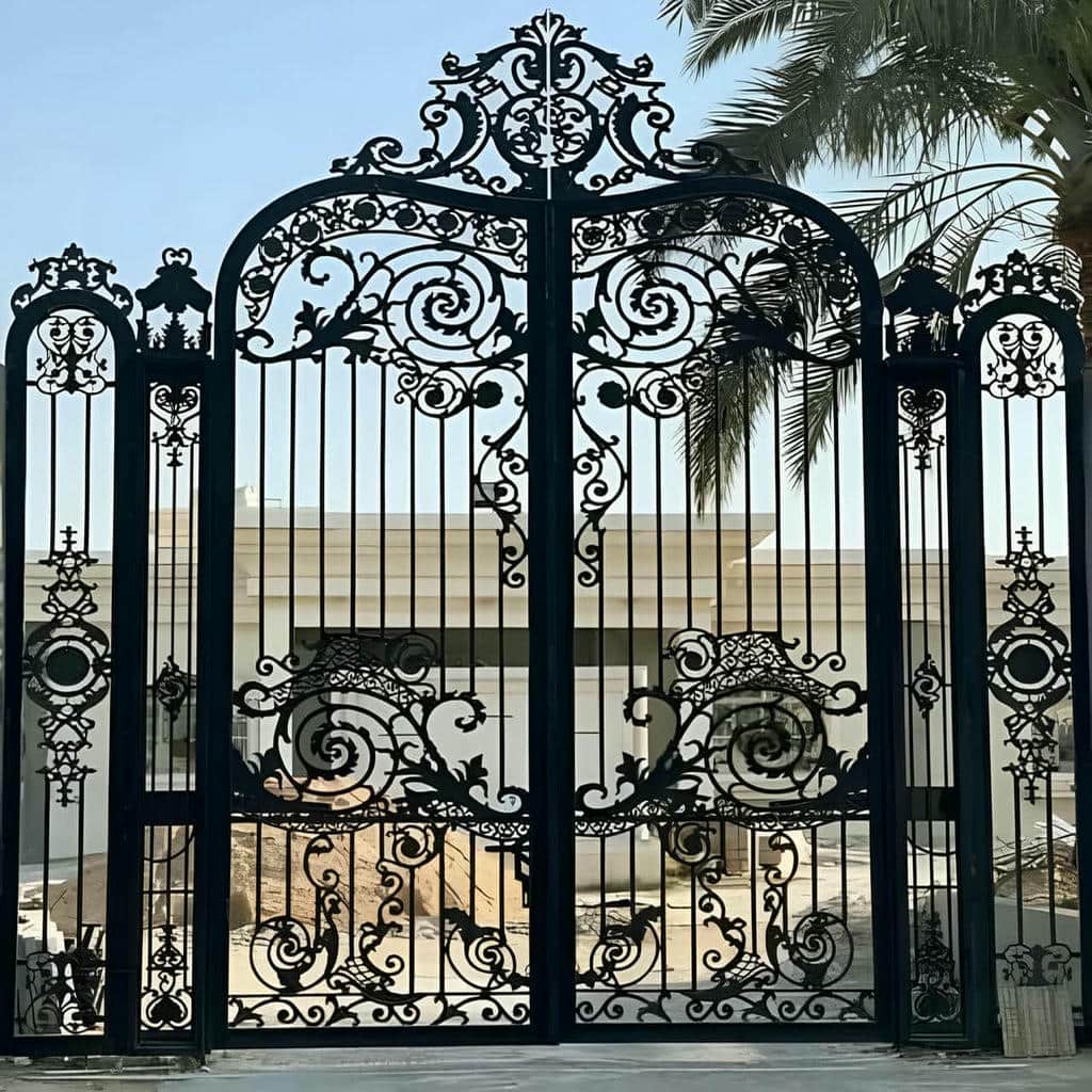خرید درب حیاط پانل دار متناسب با محل استفاده