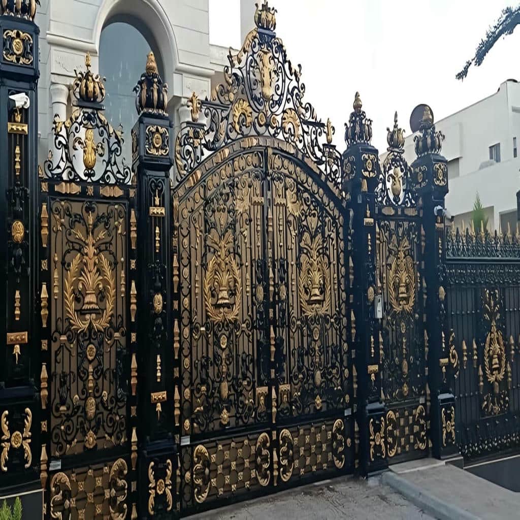 خرید درب حیاط فرفورژه نمای رومی متناسب با سبک نما