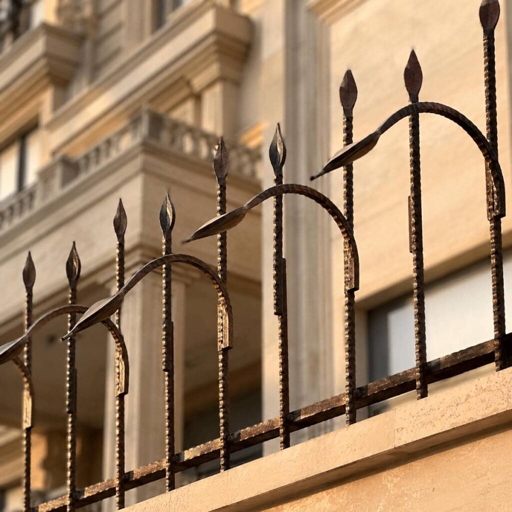 نصب حفاظ دیوار مدرن خطی روی تاج بتنی