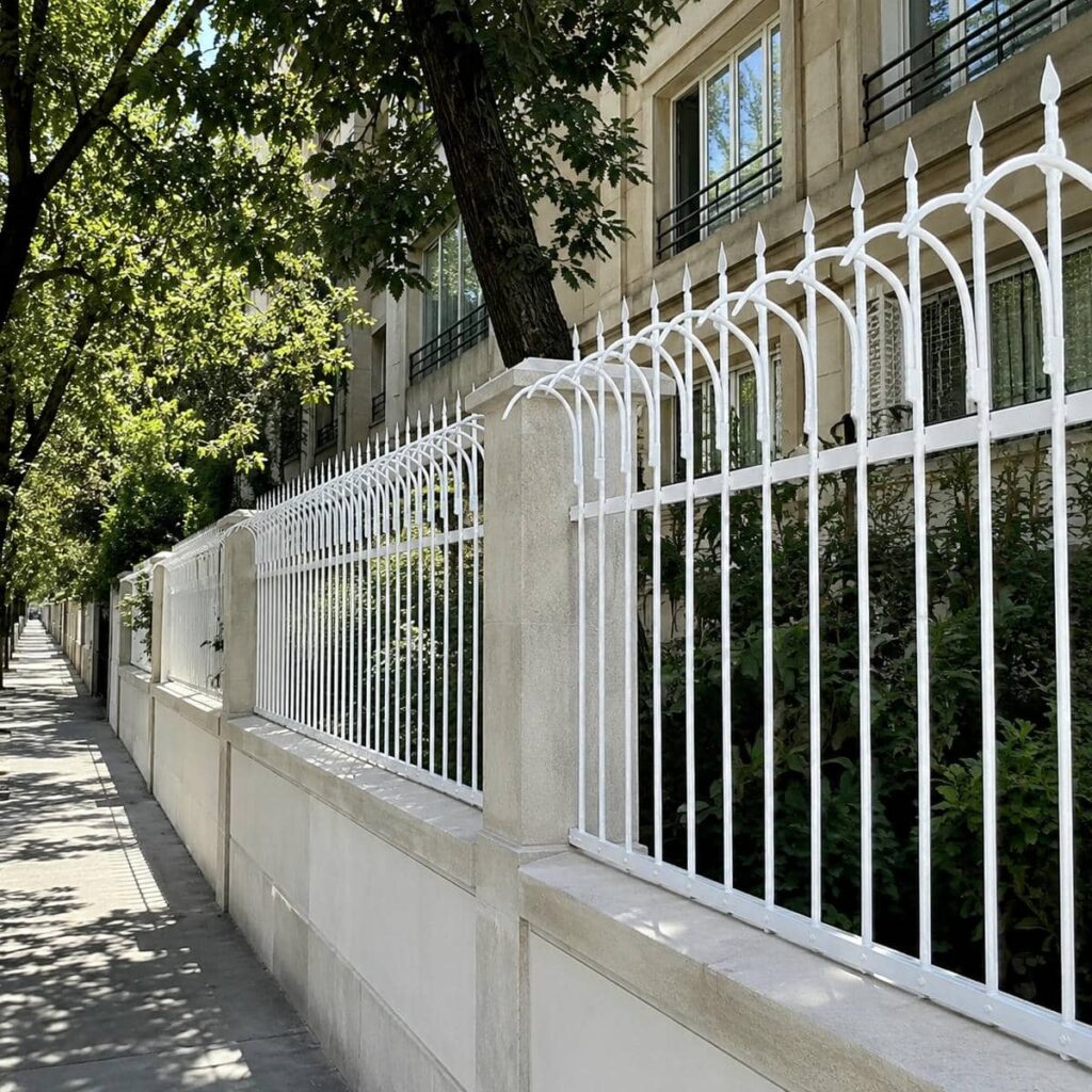 نصب حفاظ دیوار سیم خاردار روی تاج بتنی