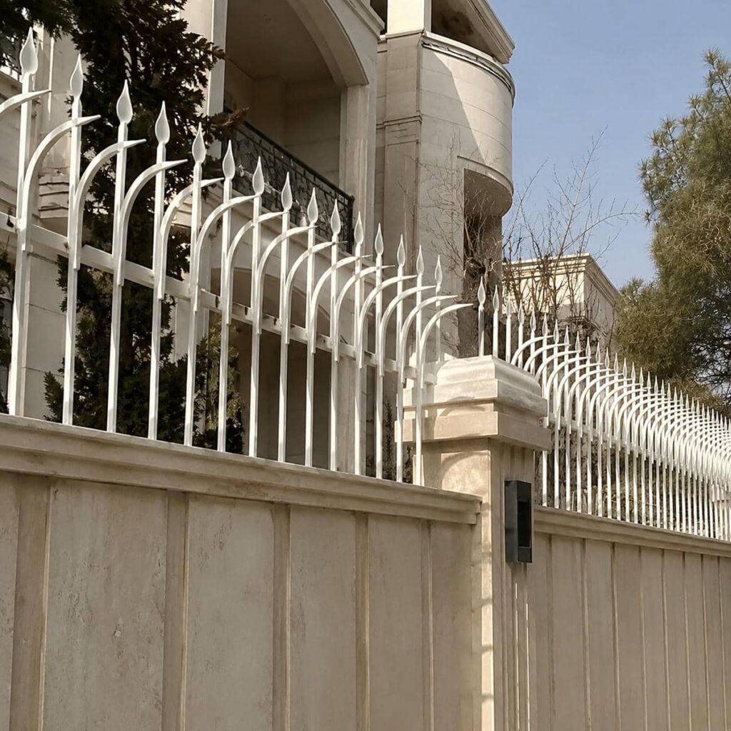 اجرای حفاظ کمعرض روی تراورتن کنار پارکینگ