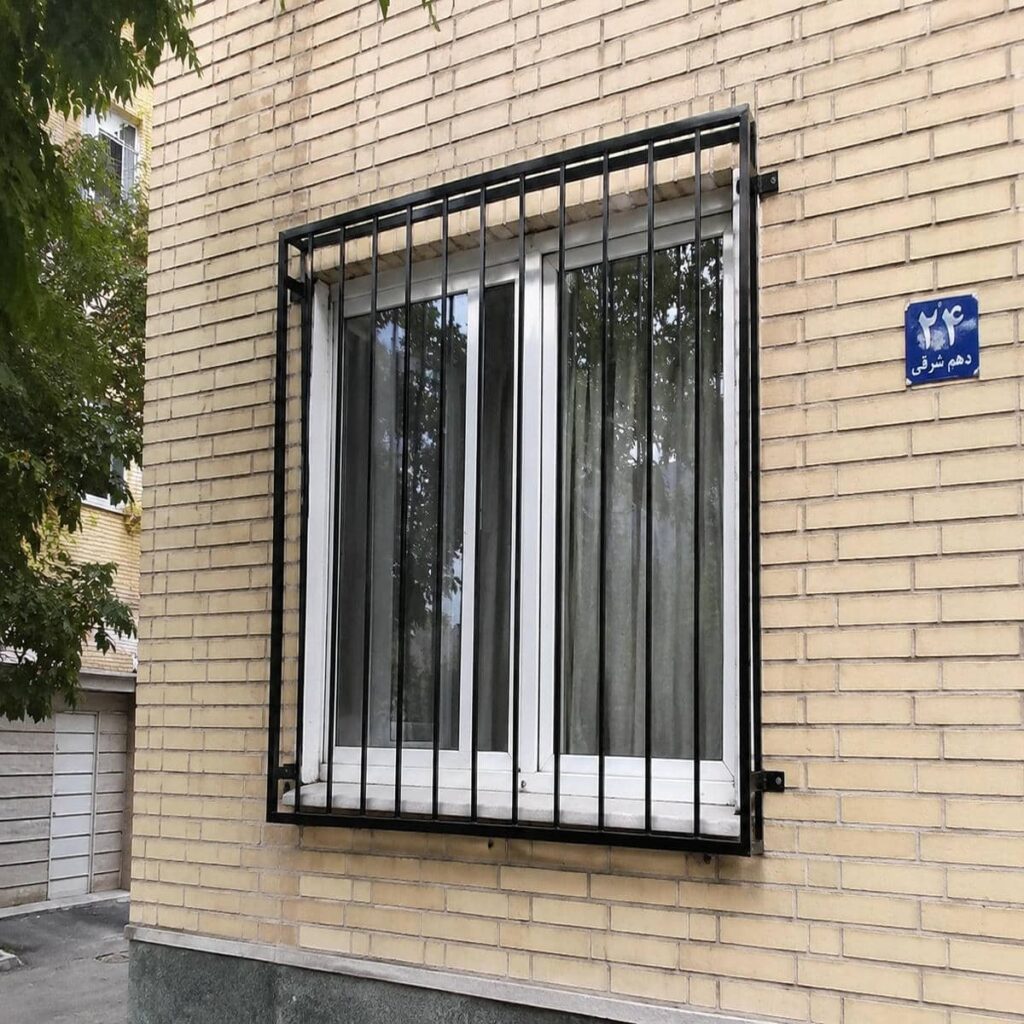 نصب حفاظ پنجره خطی با فاصله مناسب پروفیل‌ها