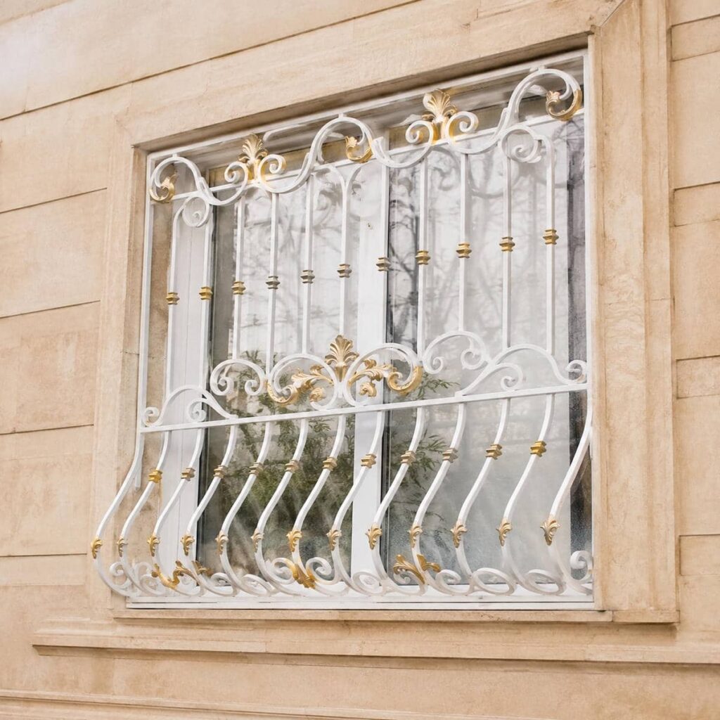 سفارش حفاظ پنجره سفید طلایی برای نمای کلاسیک