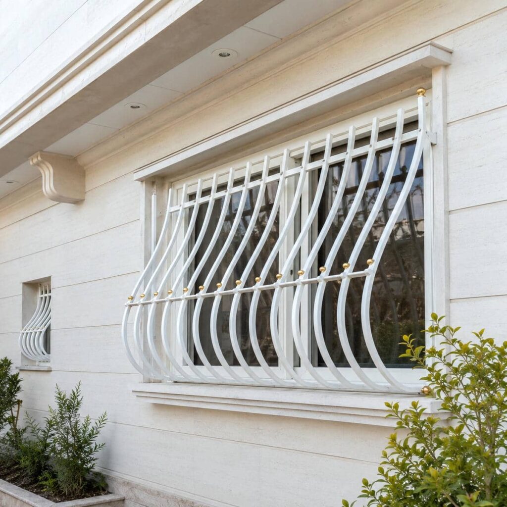 نصب حفاظ پنجره طبقات پایین روی نمای ساختمان