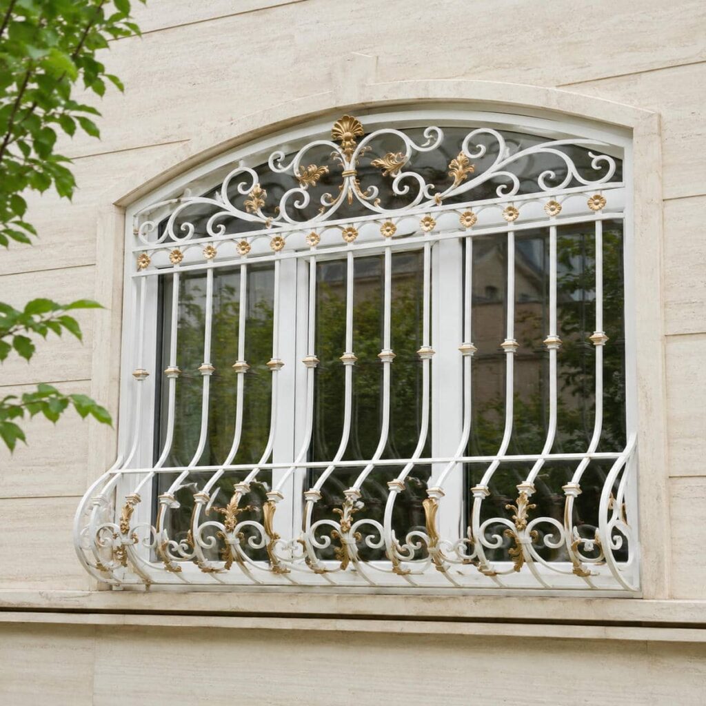 نصب نرده پنجره فلزی شاسی دار روی نمای ساختمان