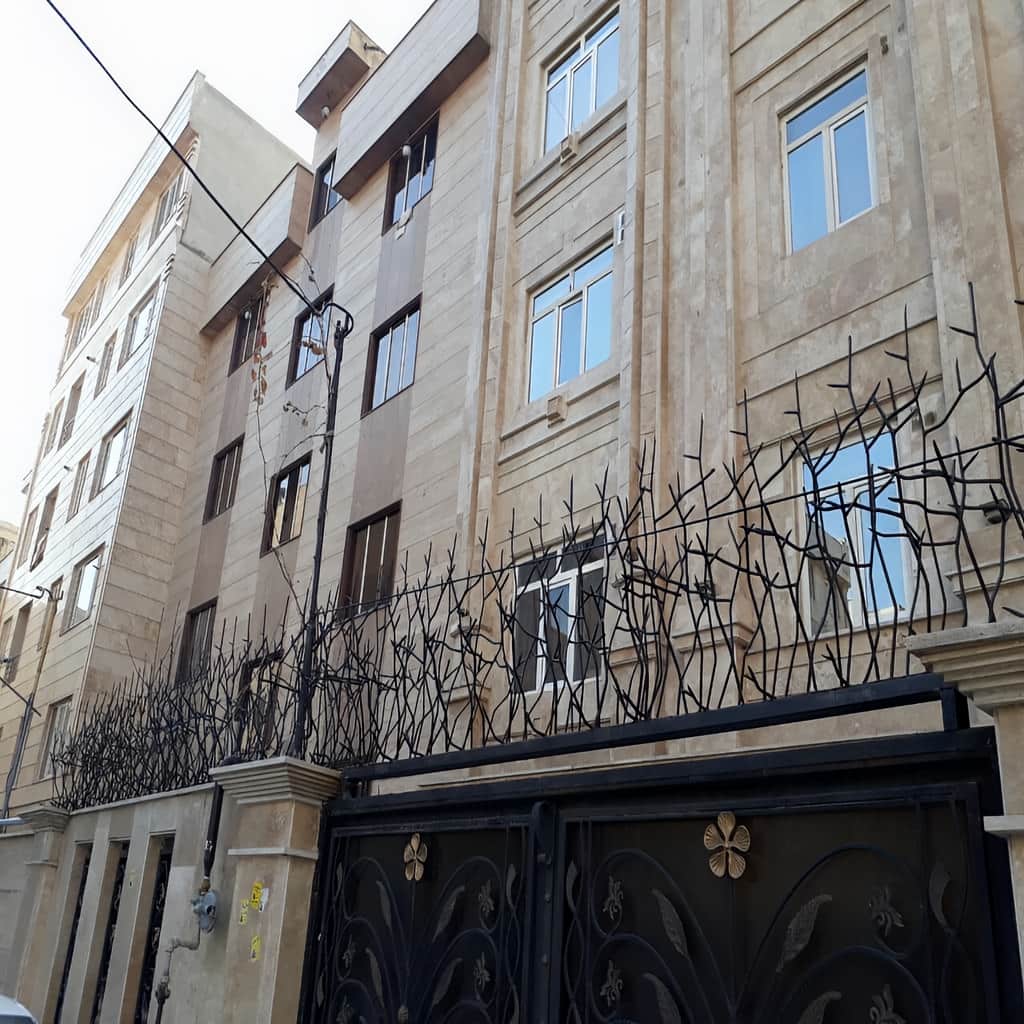 حفاظ بوته ای فلزی روی دیوار