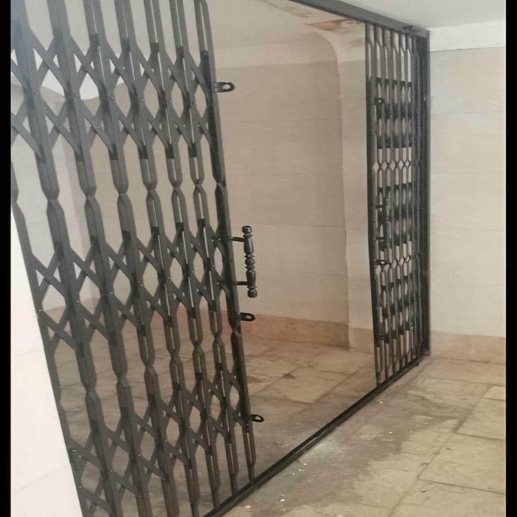 حفاظ درب ورودی هماهنگ با نما