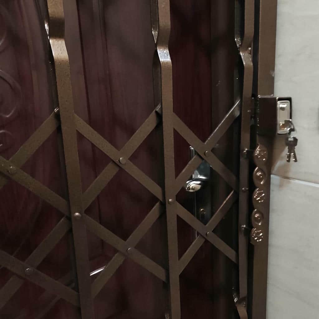 محافظ درب آپارتمان با پوشش مقاوم محافظ درب آپارتمان با پوشش مقاوم
