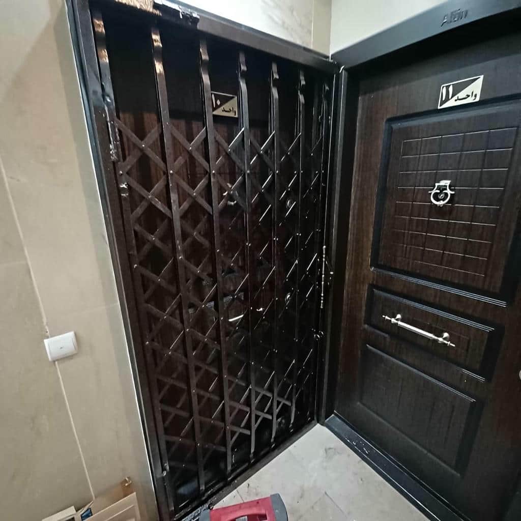 حفاظ لولایی درب با طراحی ساده
