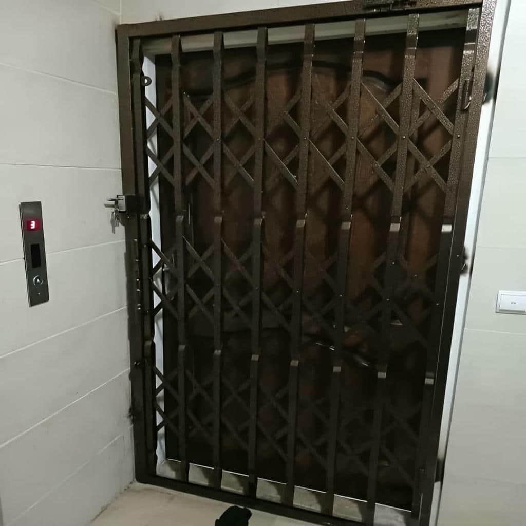 محافظ درب آپارتمان با پوشش مقاوم