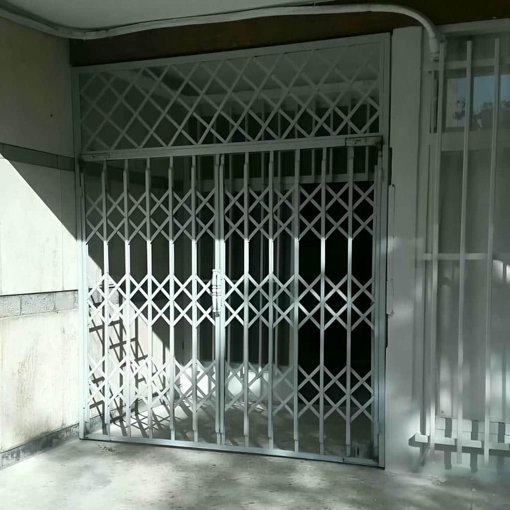 حفاظ متحرک در محل ورودی آپارتمان