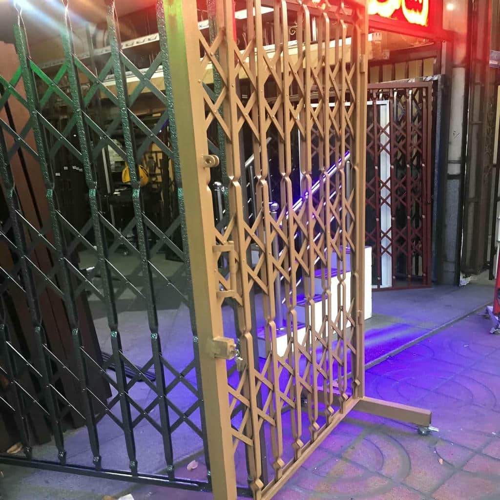 درب آکاردئونی ویلا در ورودی ساختمان ویلایی