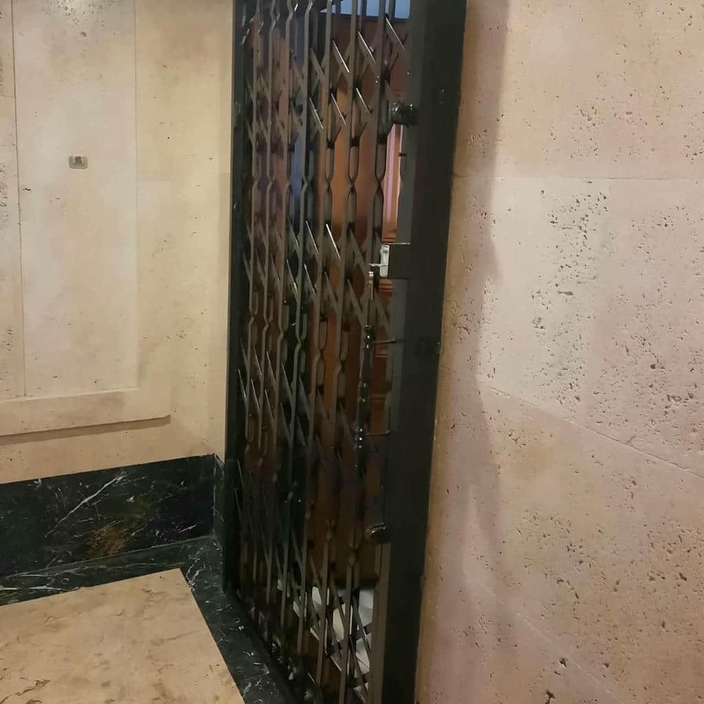 محافظ درب آپارتمان با ساختار مقاوم